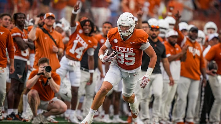 Texas Longhorns tight end Gunnar Helm (85) runs the ball after catching a pass in the second quarter of the Texas Longhorns game against the UTSA Roadrunners at Darrell K RoyalÐTexas Memorial Stadium, Saturday, Sept. 14, 2024.