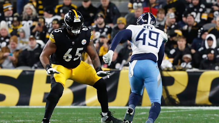 Nov 2, 2023; Pittsburgh, Pennsylvania, USA; Pittsburgh Steelers offensive tackle Dan Moore Jr. (65) prepares to block against Tennessee Titans linebacker Arden Key (49) during the second quarter at Acrisure Stadium. Mandatory Credit: Charles LeClaire-Imagn Images Nov 2, 2023; Pittsburgh, Pennsylvania, USA; Pittsburgh Steelers offensive tackle Dan Moore Jr. (65) prepares to block against Tennessee Titans linebacker Arden Key (49) during the second quarter at Acrisure Stadium. Mandatory Credit: Charles LeClaire-Imagn Images