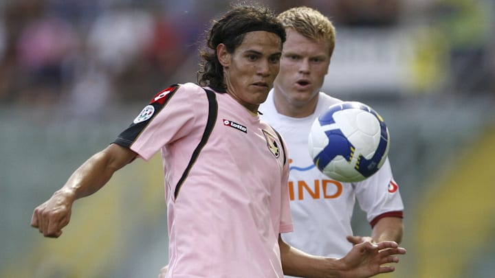 Cavani vestia a camisa do Palermo, da Itália, há 14 anos