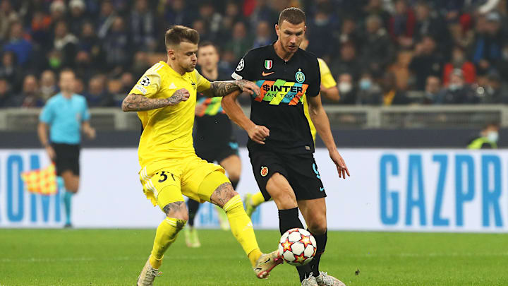 Edin Dzeko gioca la palla pressato da Sebastien Thill