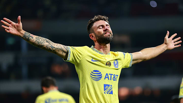 El jugador Miguel Layún renovó contrato con el América y la afición arremetió en contra de los directivos.
