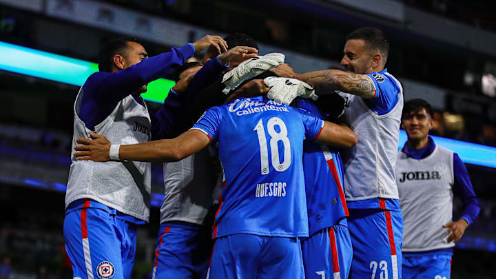 Jugadores de Cruz Azul celebran un gol.