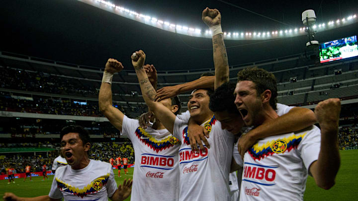 Jugadores del América celebran un gol.