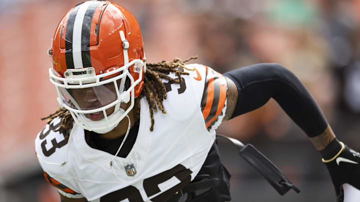 Aug 10, 2024; Cleveland, Ohio, USA; Cleveland Browns safety Ronnie Hickman (33) runs the ball during warm ups before the game against the Green Bay Packers at Cleveland Browns Stadium. Mandatory Credit: Scott Galvin-Imagn Images Aug 10, 2024; Cleveland, Ohio, USA; Cleveland Browns safety Ronnie Hickman (33) runs the ball during warm ups before the game against the Green Bay Packers at Cleveland Browns Stadium. Mandatory Credit: Scott Galvin-Imagn Images