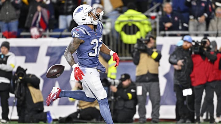 Nov 13, 2025; Foxborough, Massachusetts, USA; New England Patriots running back TreVeyon Henderson (32) scores a touchdown during the first half against the New York Jets at Gillette Stadium. Mandatory Credit: Eric Canha-Imagn Images Nov 13, 2025; Foxborough, Massachusetts, USA; New England Patriots running back TreVeyon Henderson (32) scores a touchdown during the first half against the New York Jets at Gillette Stadium. Mandatory Credit: Eric Canha-Imagn Images