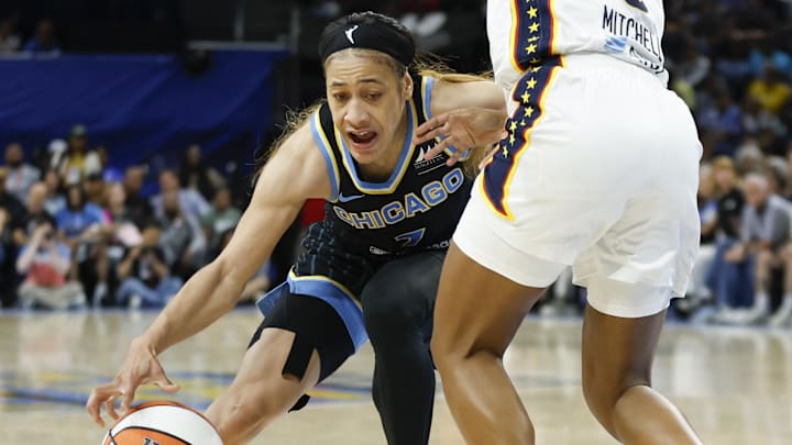 Jun 23, 2024; Chicago, Illinois, USA; Chicago Sky guard Chennedy Carter (7) drives to the basket against Indiana Fever guard Kelsey Mitchell (0) during the second half of a basketball game at Wintrust Arena. Mandatory Credit: Kamil Krzaczynski-Imagn Images Jun 23, 2024; Chicago, Illinois, USA; Chicago Sky guard Chennedy Carter (7) drives to the basket against Indiana Fever guard Kelsey Mitchell (0) during the second half of a basketball game at Wintrust Arena. Mandatory Credit: Kamil Krzaczynski-Imagn Images
