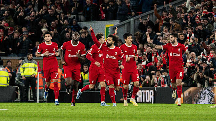 Die Reds um Torjäger Mo Salah (m.) gelten als großer Titelfavorit
