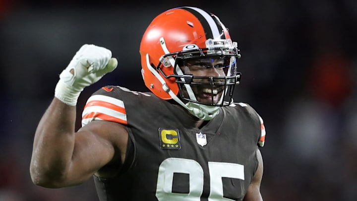 Cleveland Browns players have offered their support to radio announcer Jim Donovan through an amazing gesture.