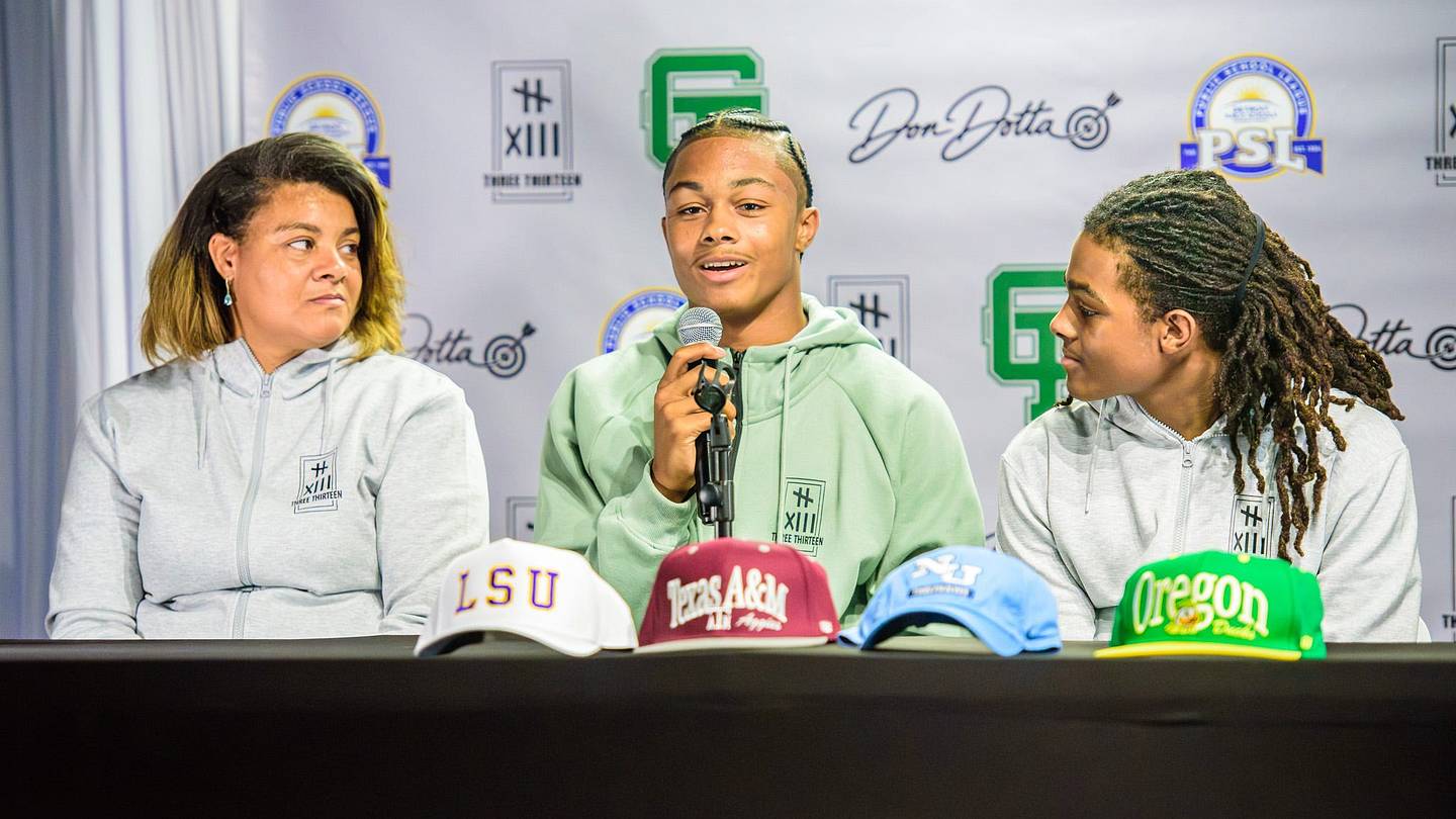 Un giocatore di football di Detroit annuncia la sua scelta per Texas A&M durante un evento a casa
