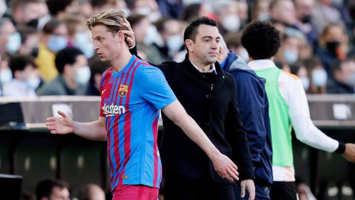 Frenkie De Jong y Xavi Hernandez