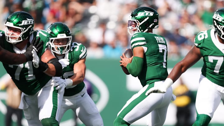 Oct 19, 2025; East Rutherford, New Jersey, USA; New York Jets quarterback Justin Fields (7) prepares to throw the ball in the first quarter against the Carolina Panthers at MetLife Stadium. Mandatory Credit: Vincent Carchietta-Imagn Images