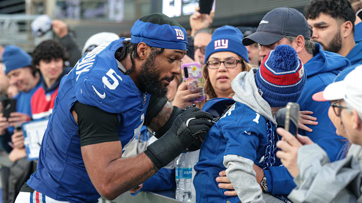 Dec 29, 2024; East Rutherford, New Jersey, USA; New York Giants linebacker Kayvon Thibodeaux (5) signs an autograph after the game against the Indianapolis Colts at MetLife Stadium. Dec 29, 2024; East Rutherford, New Jersey, USA; New York Giants linebacker Kayvon Thibodeaux (5) signs an autograph after the game against the Indianapolis Colts at MetLife Stadium.