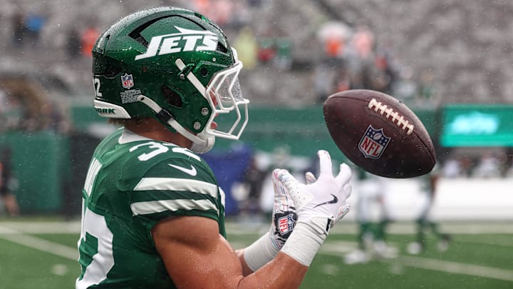 New York Jets running back Isaiah Davis (32) warms up before the game against the Denver Broncos at MetLife Stadium. 