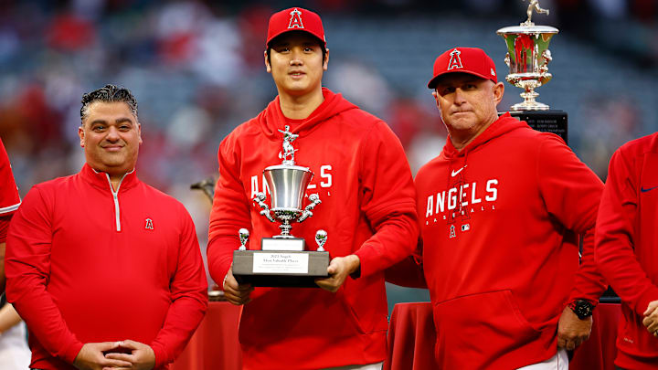 Perry Minasian, el gerente de los Angelinos de Los Angeles, junto a Shohei Ohtani y el entonces manager Phil Nevin