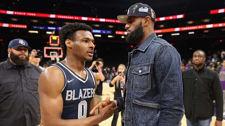 LeBron James acompaña a su hijo Bronny en la mayoría de los partidos que disputa
