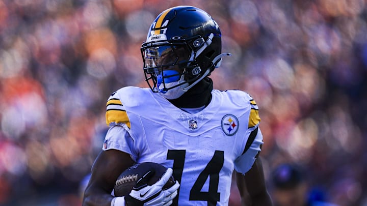 Pittsburgh Steelers WR George Pickens runs the ball in for a touchdown against the Cincinnati Bengals.
