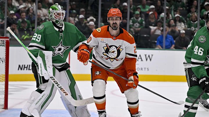 Nov 6, 2025; Dallas, Texas, USA; Dallas Stars goaltender Jake Oettinger (29) and Anaheim Ducks left wing Chris Kreider (20) look for the puck during the third period at the American Airlines Center. Mandatory Credit: Jerome Miron-Imagn Images