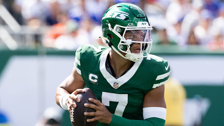 NY Jets quarterback Justin Fields