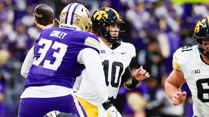 Oct 9, 2026; Seattle, Washington, USA; Iowa Hawkeyes quarterback Jeremy Hecklinski (10) passes against the Washington Huskies during the first quarter at Husky Stadium. Mandatory Credit: Joe Nicholson-Imagn Images Oct 9, 2026; Seattle, Washington, USA; Iowa Hawkeyes quarterback Jeremy Hecklinski (10) passes against the Washington Huskies during the first quarter at Husky Stadium. Mandatory Credit: Joe Nicholson-Imagn Images
