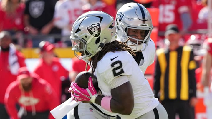 Oct 19, 2025; Kansas City, Missouri, USA; Las Vegas Raiders quarterback Geno Smith (7) hands the ball to Las Vegas Raiders running back Ashton Jeanty (2) against the Kansas City Chiefs during the second quarter of the game at GEHA Field at Arrowhead Stadium. Mandatory Credit: Denny Medley-Imagn Images Oct 19, 2025; Kansas City, Missouri, USA; Las Vegas Raiders quarterback Geno Smith (7) hands the ball to Las Vegas Raiders running back Ashton Jeanty (2) against the Kansas City Chiefs during the second quarter of the game at GEHA Field at Arrowhead Stadium. Mandatory Credit: Denny Medley-Imagn Images