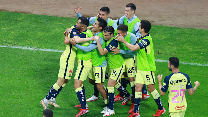 Jugadores del América celebran un gol.
