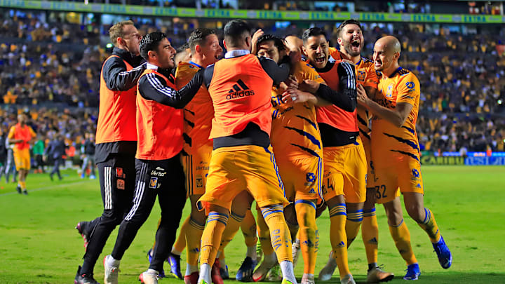 Jugadores de Tigres UANL celebran un gol.