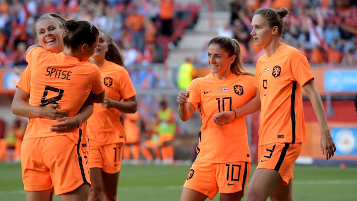 Les Pays-Bas de Danielle van de Donk (10) et Vivianne Miedema (9)