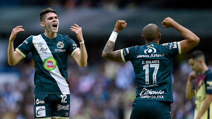 Israel Reyes celebra un gol con el Puebla.