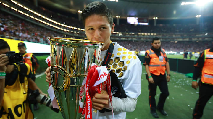 El director deportivo de Chivas, el español Fernando Hierro, sigue colocando más jugadores fuera del redil, ya que está cerca de vender al delantero Jesús Godínez al Nantong Zhiyun de China.