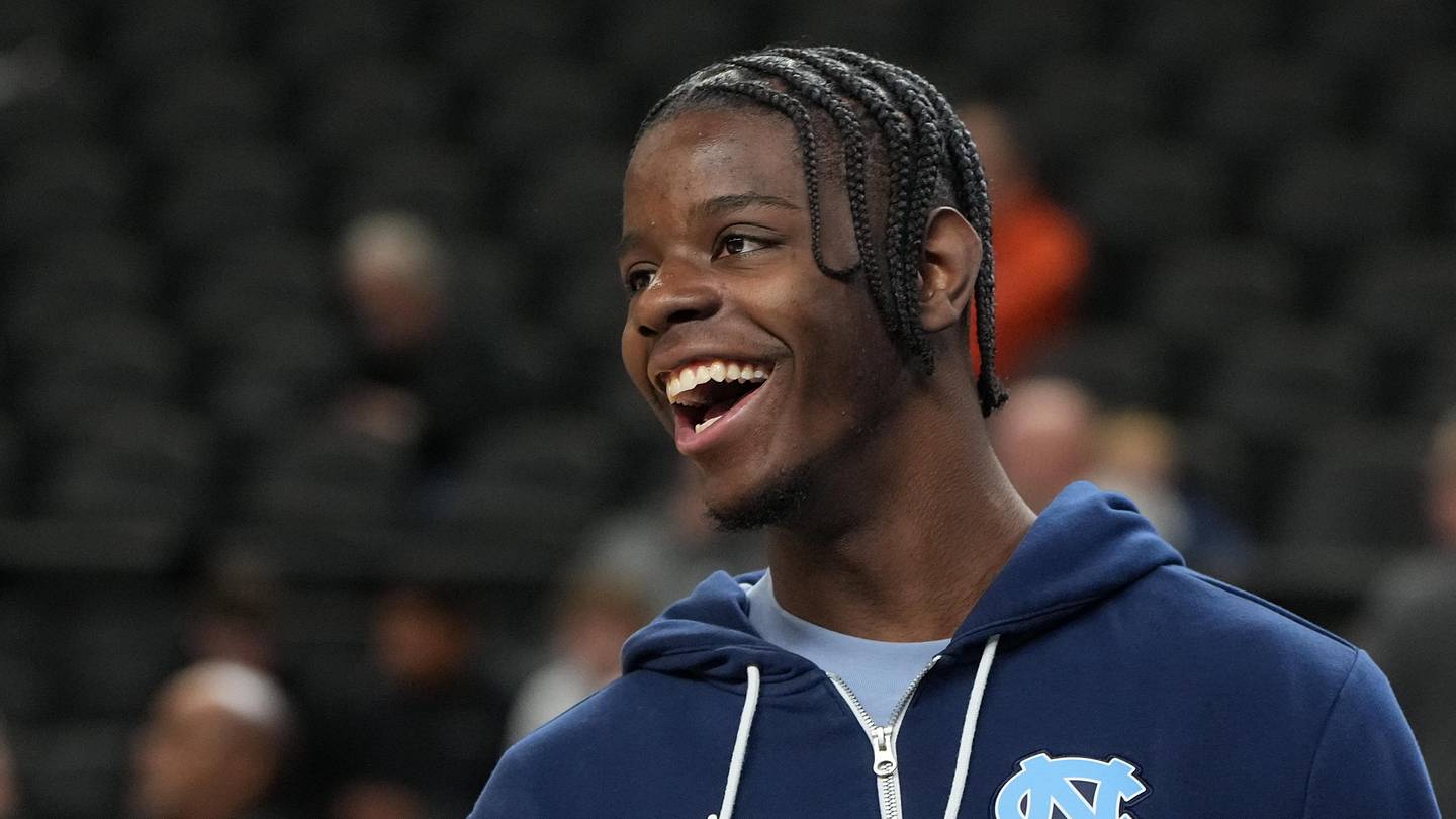Caleb Wilson shares photo with UNC legend James Worthy