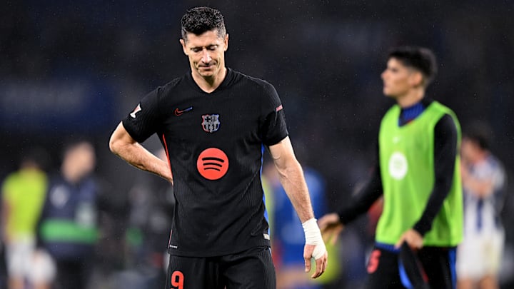 Robert Lewandowski salió dolorido del partido entre el Real Sociedad y el FC Barcelona 
