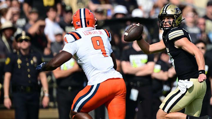 Oct 4, 2025; West Lafayette, Indiana, USA; Purdue Boilermakers quarterback Ryan Browne (15) runs with the ball against Illinois Fighting Illini defensive end Leon Lowery (9) during the first quarter at Ross-Ade Stadium. Mandatory Credit: Marc Lebryk-Imagn Images Oct 4, 2025; West Lafayette, Indiana, USA; Purdue Boilermakers quarterback Ryan Browne (15) runs with the ball against Illinois Fighting Illini defensive end Leon Lowery (9) during the first quarter at Ross-Ade Stadium. Mandatory Credit: Marc Lebryk-Imagn Images