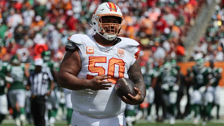 Sep 21, 2025; Tampa, Florida, USA; Tampa Bay Buccaneers defensive tackle Vita Vea (50) recovers the fumble against the New York Jets during the second quarter at Raymond James Stadium. Mandatory Credit: Kim Klement Neitzel-Imagn Images Sep 21, 2025; Tampa, Florida, USA; Tampa Bay Buccaneers defensive tackle Vita Vea (50) recovers the fumble against the New York Jets during the second quarter at Raymond James Stadium. Mandatory Credit: Kim Klement Neitzel-Imagn Images