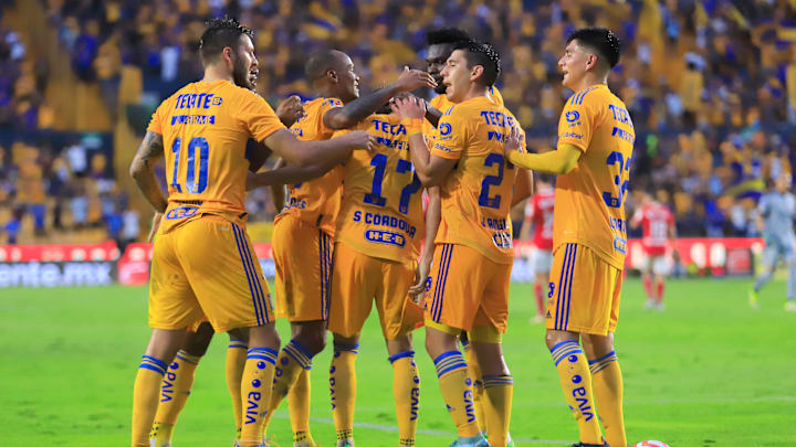 Jugadores de Tigres UANL celebran un gol.