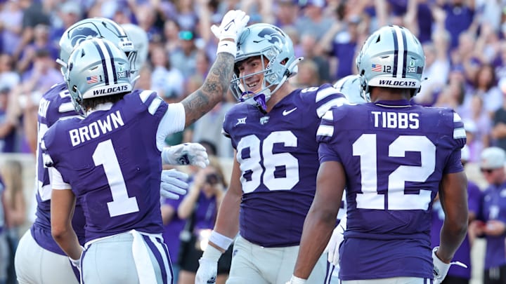 Oct 11, 2025; Manhattan, Kansas, USA; Kansas State Wildcats tight end Garrett Oakley (86) is congratulated by wide receivers Jayce Brown (1) and Jaron Tibbs (12) after scoring a touchdown in the third quarter against the TCU Horned Frogs at Bill Snyder Family Football Stadium. Oct 11, 2025; Manhattan, Kansas, USA; Kansas State Wildcats tight end Garrett Oakley (86) is congratulated by wide receivers Jayce Brown (1) and Jaron Tibbs (12) after scoring a touchdown in the third quarter against the TCU Horned Frogs at Bill Snyder Family Football Stadium.