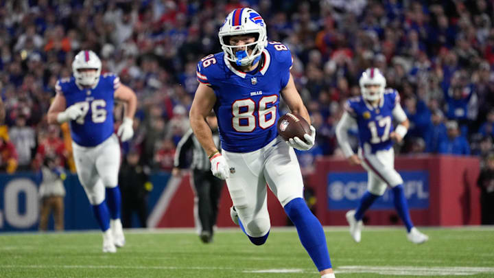 Nov 2, 2025; Orchard Park, New York, USA; Buffalo Bills tight end Dalton Kincaid (86) runs with the ball in the second quarter against the Kansas City Chiefs at Highmark Stadium. Nov 2, 2025; Orchard Park, New York, USA; Buffalo Bills tight end Dalton Kincaid (86) runs with the ball in the second quarter against the Kansas City Chiefs at Highmark Stadium.