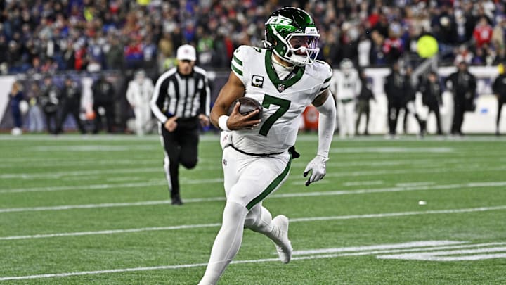Nov 13, 2025; Foxborough, Massachusetts, USA; New York Jets quarterback Justin Fields (7) runs the ball for a touchdown during the first half against the New England Patriots at Gillette Stadium. Mandatory Credit: Eric Canha-Imagn Images Nov 13, 2025; Foxborough, Massachusetts, USA; New York Jets quarterback Justin Fields (7) runs the ball for a touchdown during the first half against the New England Patriots at Gillette Stadium. Mandatory Credit: Eric Canha-Imagn Images