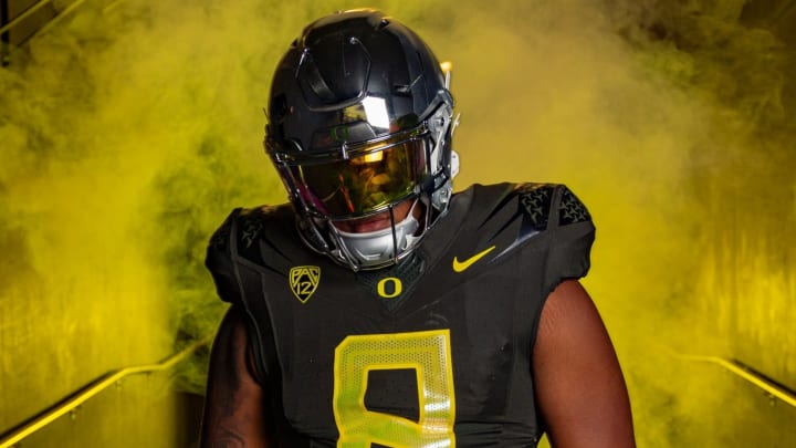 2025 offensive lineman Ziyare Addison wears an Oregon uniform during his recruitment. The 4-star product committed to the Ducks.