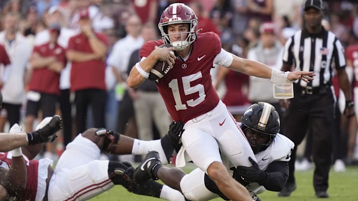 Alabama quarterback Ty Simpson (15)