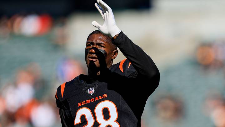 Nov 3, 2024; Cincinnati, Ohio, USA; Cincinnati Bengals cornerback DJ Ivey (38) waves to fans during warmups before the game against the Las Vegas Raiders at Paycor Stadium. Mandatory Credit: Katie Stratman-Imagn Images Nov 3, 2024; Cincinnati, Ohio, USA; Cincinnati Bengals cornerback DJ Ivey (38) waves to fans during warmups before the game against the Las Vegas Raiders at Paycor Stadium. Mandatory Credit: Katie Stratman-Imagn Images