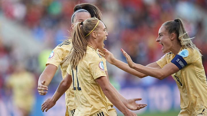 Janice Cayman fêtant avec ses coéquipières son but contre la France