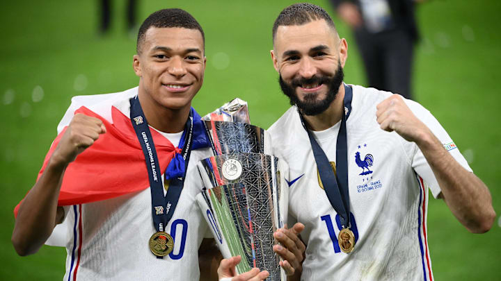 Kylian Mbappé et Karim Benzema marquent l'histoire du football français.