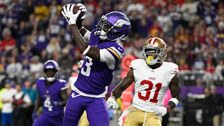Minnesota Vikings wide receiver Jordan Addison (L) in front of San Francisco 49ers safety Tashaun Gipson (R)