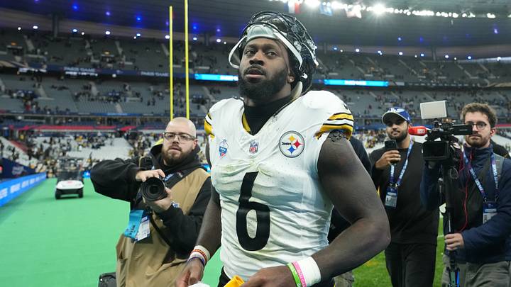 Pittsburgh Steelers linebacker Patrick Queen leaves the field after defeating the New Orleans Saints at Stade de France 