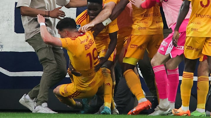 Lucas Buades a été violemment poussé par un supporter Bordelais. Lucas Buades a été violemment poussé par un supporter Bordelais.