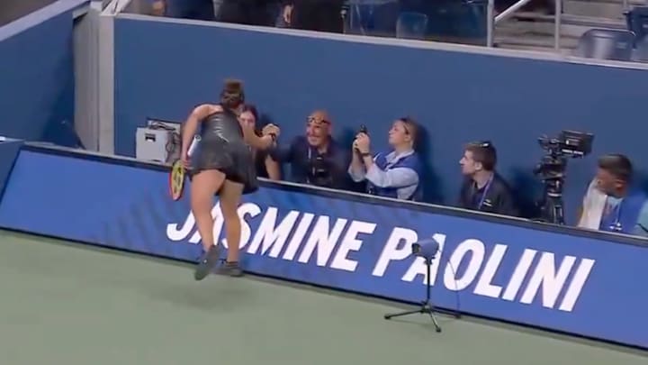 Jasmine Paolini walked over to shake photographer Ray Giubilo's hand after he shot the viral photo of her during a previous match