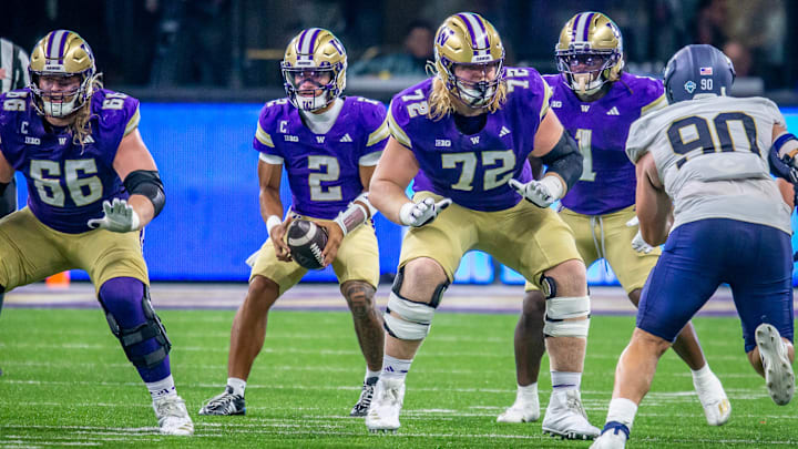 John Mills (72) sets his protection of the pocket and Demond Williams Jr. 