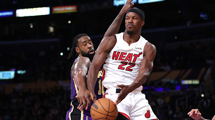 Jimmy Butler salió lastimado ante Lakers