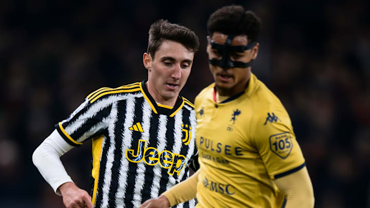 Andrea Cambiaso (L) of Juventus FC challenges Koni De Winter...