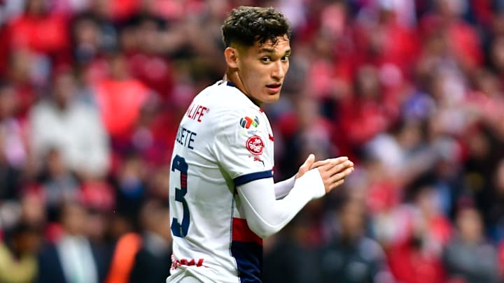 Nuevamente Rayados buscaría hacerse con Chiquete Orozco de Chivas, aunque el defensa también tiene la opción de irse al PSV Eindhoven de los Países Bajos.